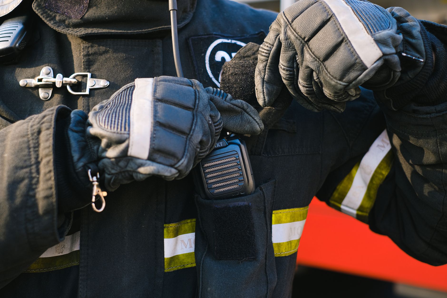 RunningSnail emergency radio with solar panel and flashlight
